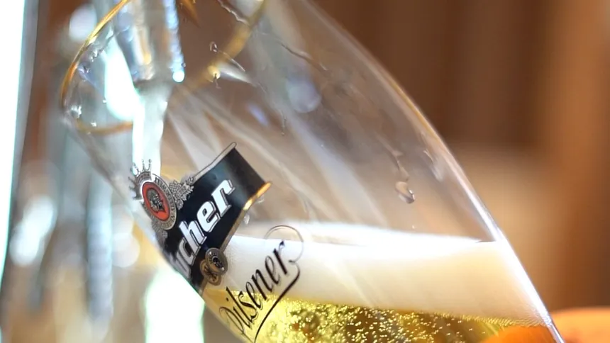 Tucher Pils wird an der Theke frisch gezapft
